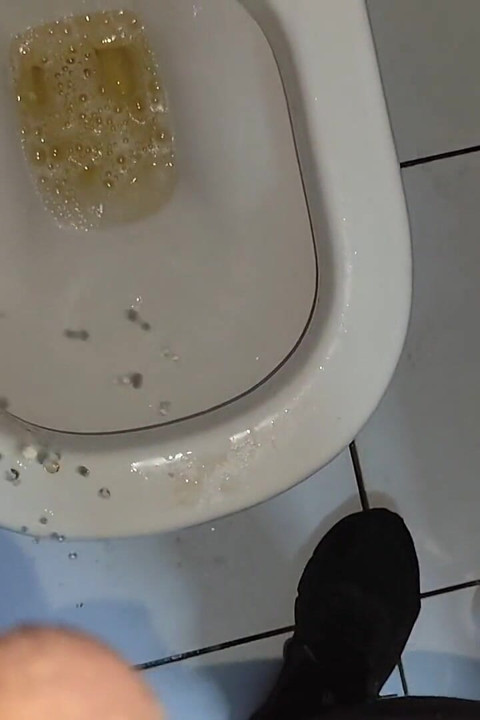Hujan emas di pagi hari di ruang ganti tempat kerja.