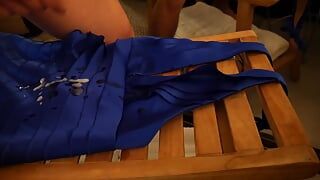 Vestido de satén azul halter rasgado y jizzed