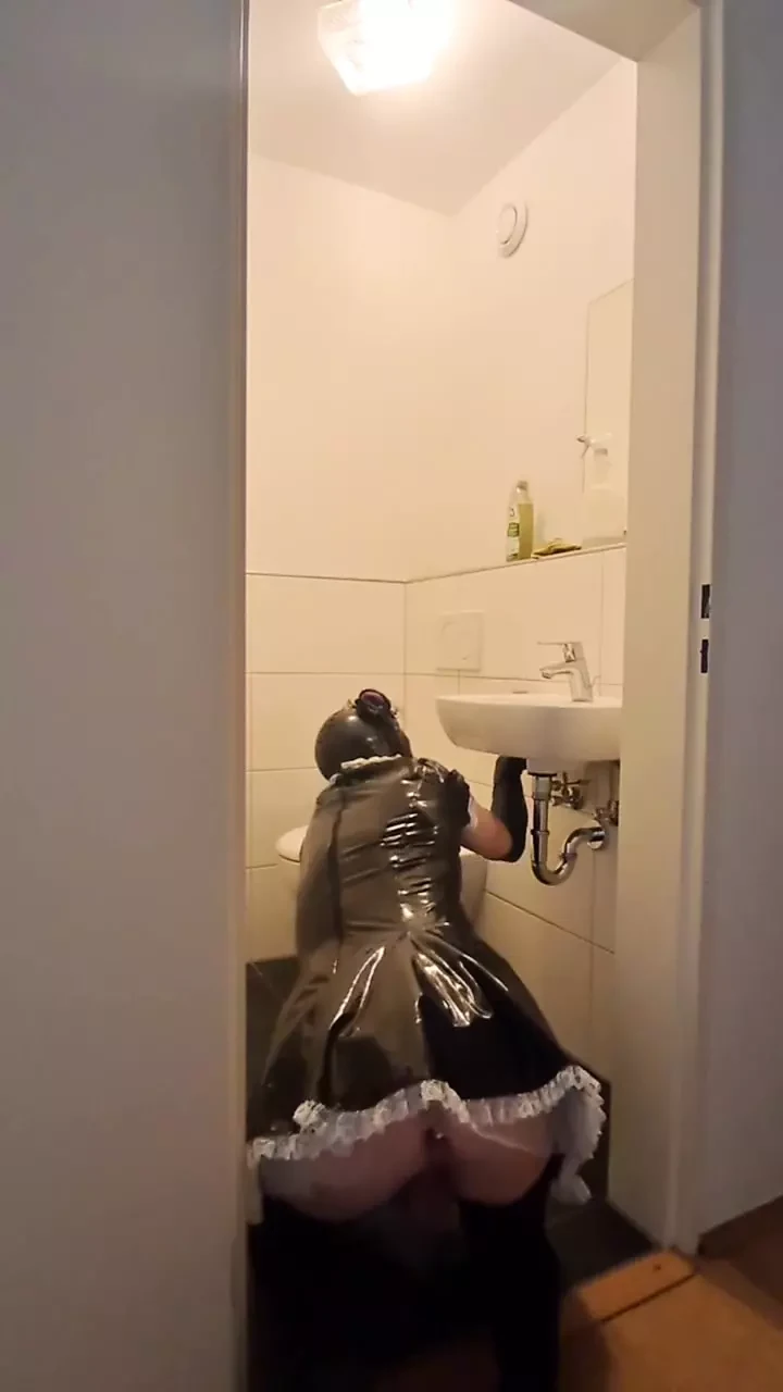 Caged Sissy Maid Slave - Städa badrummet för älskarinna och hennes pojkvän