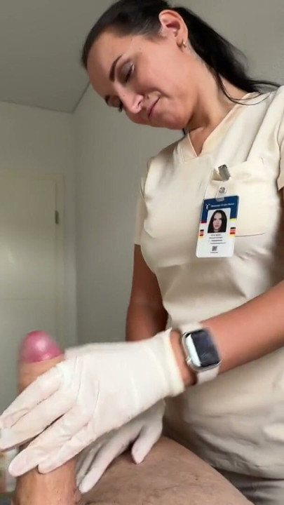 Masöz Bacak Masajı Sırasında İstemciyi 31 Çekerken Yakalıyor - Sonra Yağlı Göğüslerine Boşalmasına İzin Veriyor | Klip 2