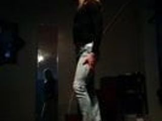 Kitti Cross в узких джинсах