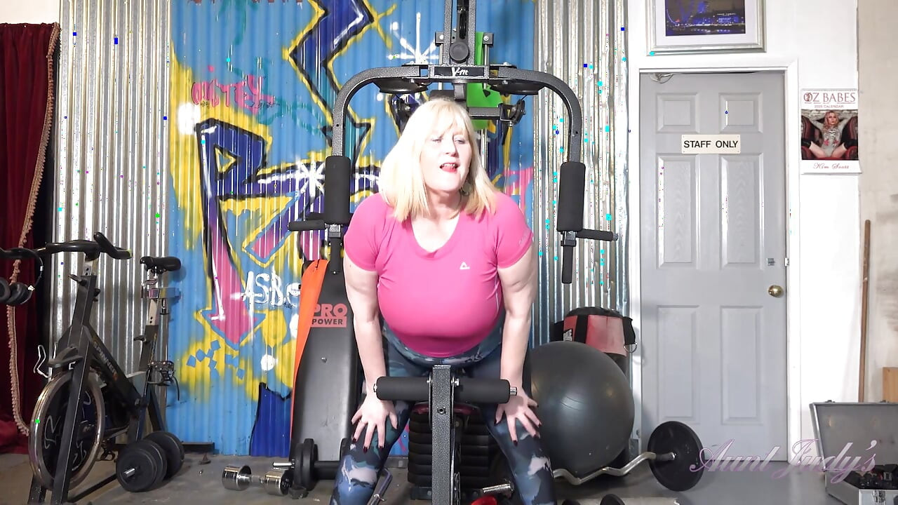 AuntJudys - Catherine Can, BBW mature poilue, s’excule à la salle de sport