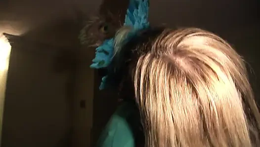 Обнаженные девушки на праздничном видео развлекаются на кровати