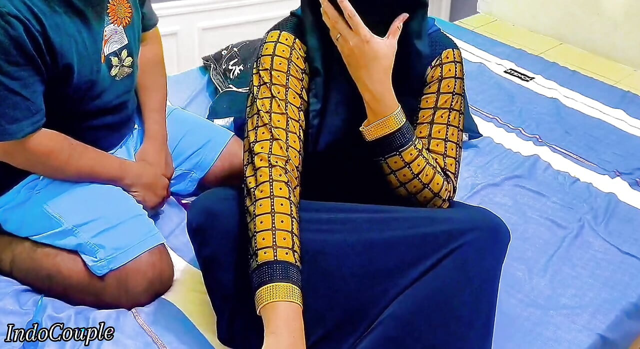 Tesettürlü kız amını gösteriyor ama üvey erkek kardeş yanlış deliği seçiyor.