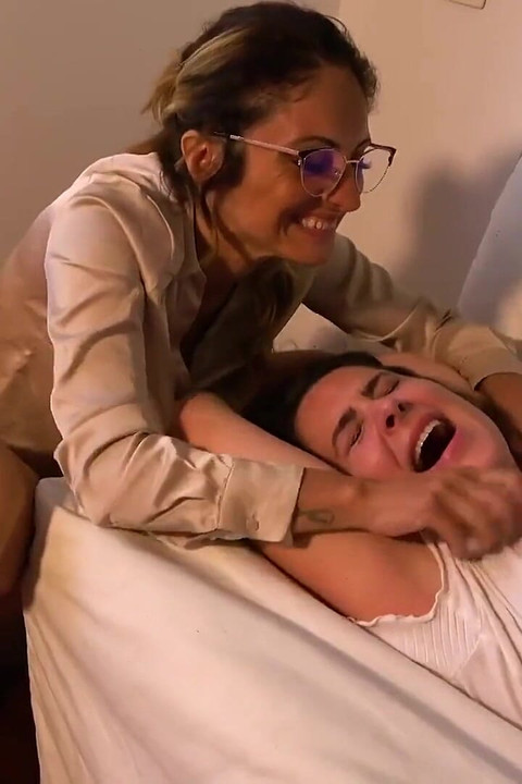 Alba Tilly'i gıdıklıyor (gıdıklıyor)