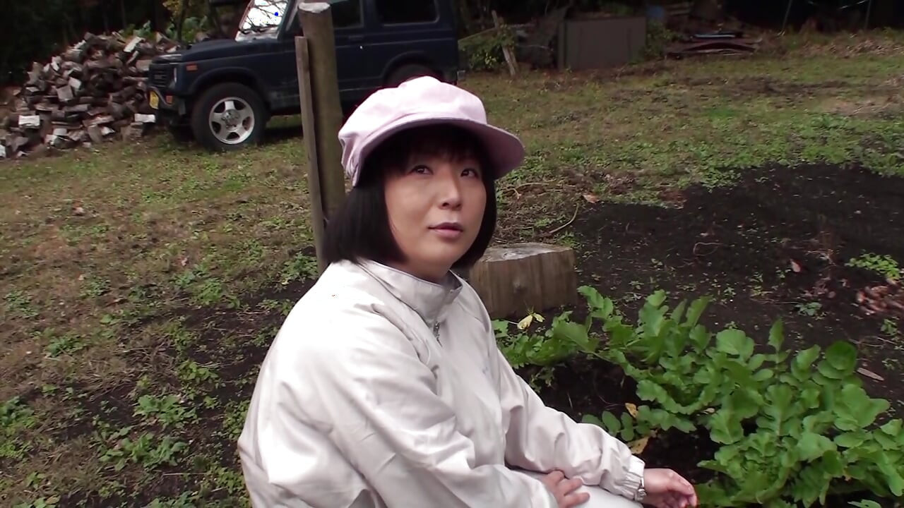 A177F08 Interviewing mature women working in rural farming, he picks up a mature woman in her forties working on the farm, invites her to an inn, and she falls into pleasure—intense sex!