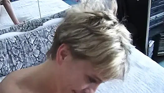 Блондинка-ебля трахает пальцами