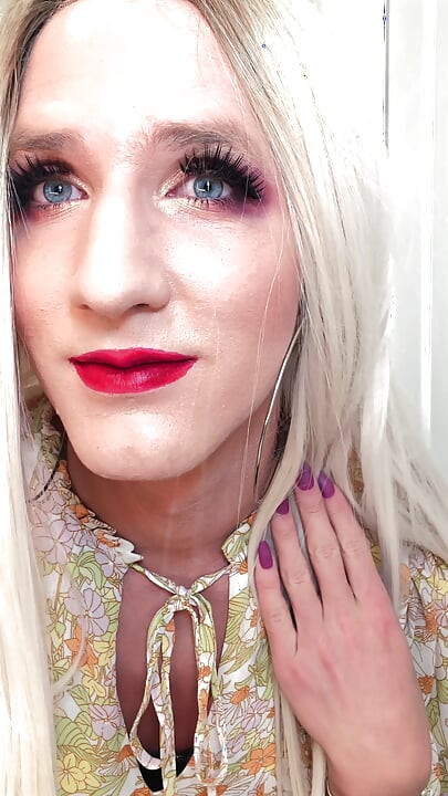 Farklı kıyafetlerle travesti