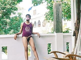屋外でヌードスタンディング-セクシーなインドの大学の男の子
