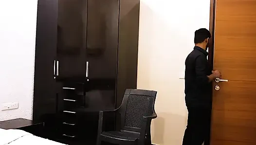 CUCKOLD-EHEMANN BEOBACHTET, WIE SEINE EHEFRAU VON SEINEN FREUNDINNEN HARTER, HARDCORE-SELBSTGEDREHTER SEX GEFICKT WIRD