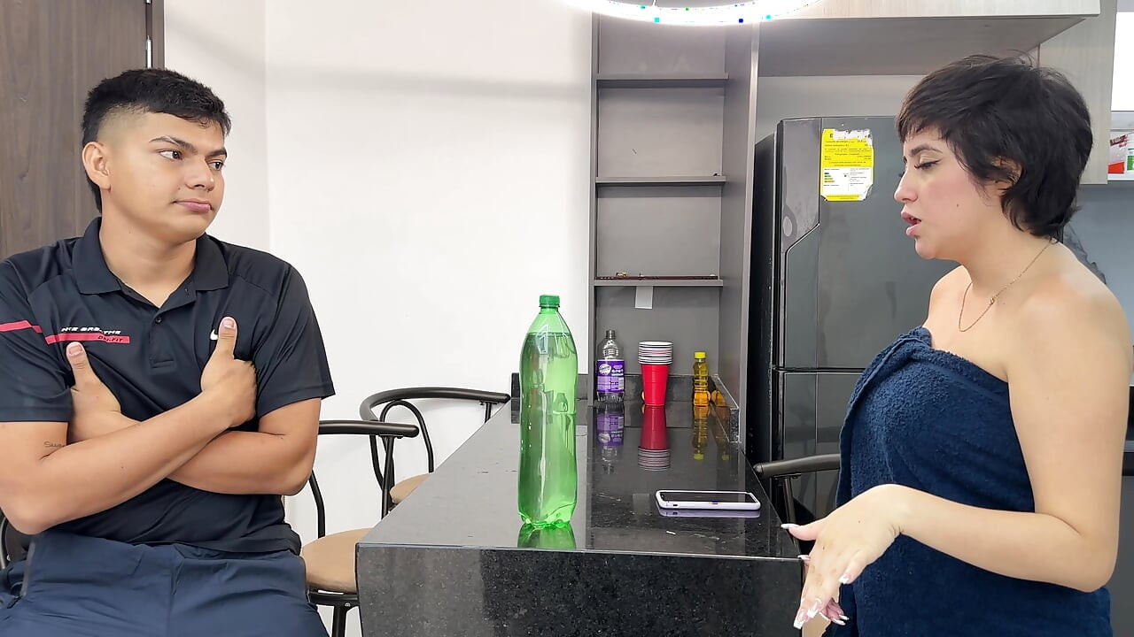 Ich bestellte eine lieferung, aber ich mag den riesigen und köstlichen schwanz des lieferboten besser, also bitte ich ihn, es in mich zu stecken