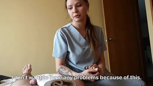 Der Physiotherapeut Gibt Mir Eine Happy-end-massage Als Zusätzlichen Bonus.