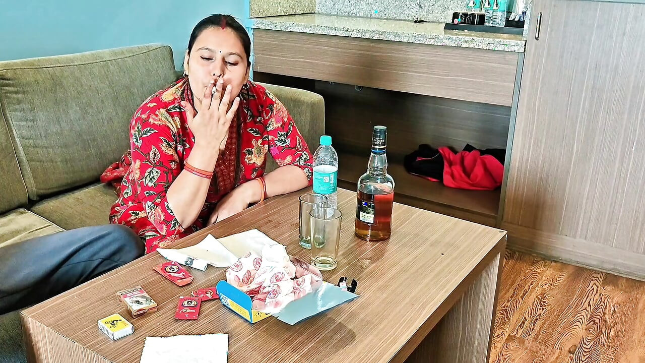 インド人カップルがホテルの部屋で親密に交わる