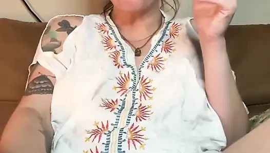 Курящая фетиш-милфа мастурбирует