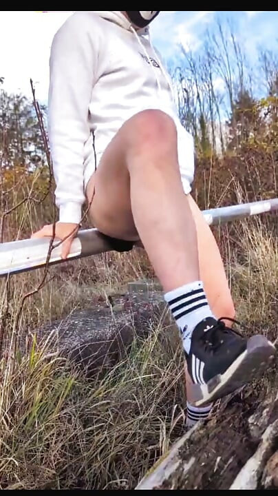 Ulkona dildolla ratsastusta ja pissailua siveysvyössä
