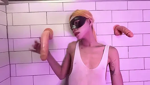 Ladyboy Nisha saklambaç oynuyor. Seksi genç bir yarakla götünü sikişini izle.