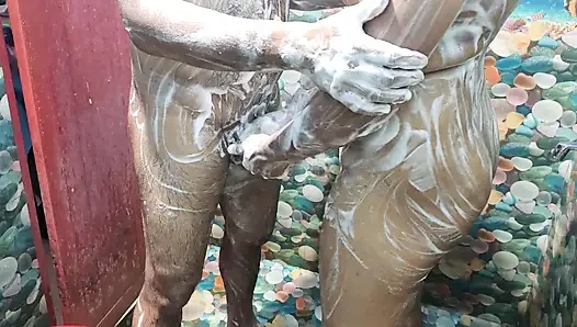 Mandi dan tekan romansa mandi