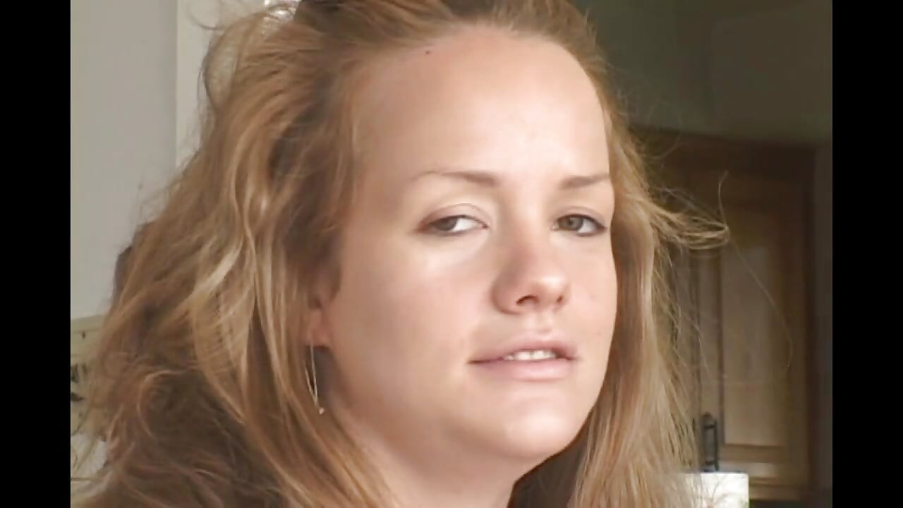 فتاة شابة مثيرة تعشق الزب الكبير في طيزها