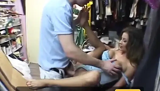 Ateşli sarışın ayak fetişi bir adam tarafından ayaklarını, göğüslerini, amını ve ağzını siktiriyor