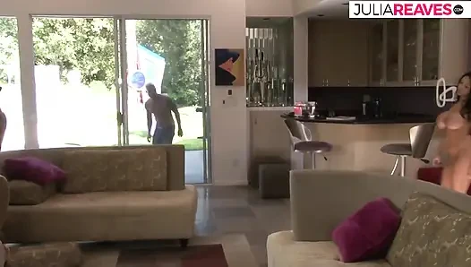 Крошка с большими сиськами наслаждается жестким трахом после пососания огромного хуя