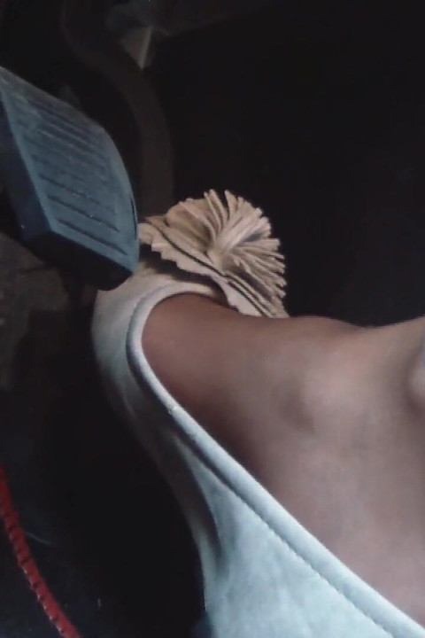 Bombeo de pedal y conducción en carretera en pisos y calcetines de nylon gastados suaves