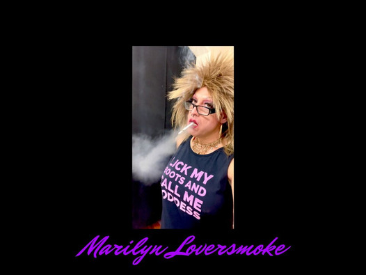 Marilyn trans cuelga dragón fumando fetiche sexy