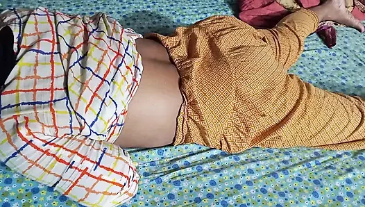Adik tiri dengan desa pertama kali di rumah