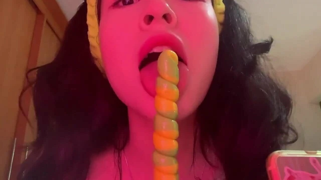 ASMR PRETTY GIRL SUCKING LOLLIPOP