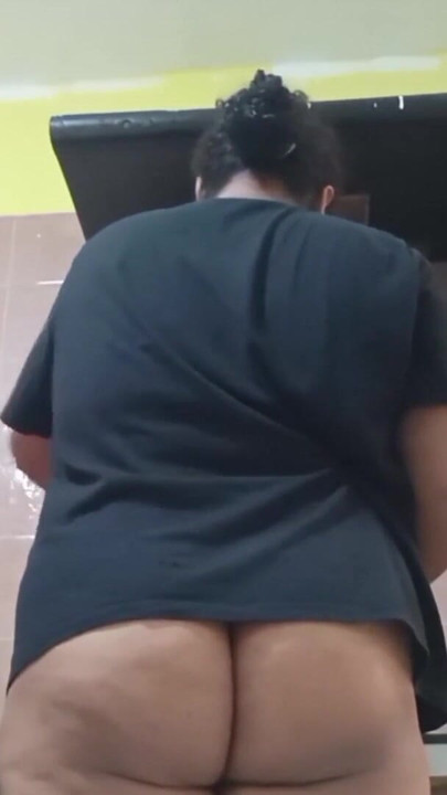 She sends me a video while she walks in the kitchen in cachetero 4 | Clip 3