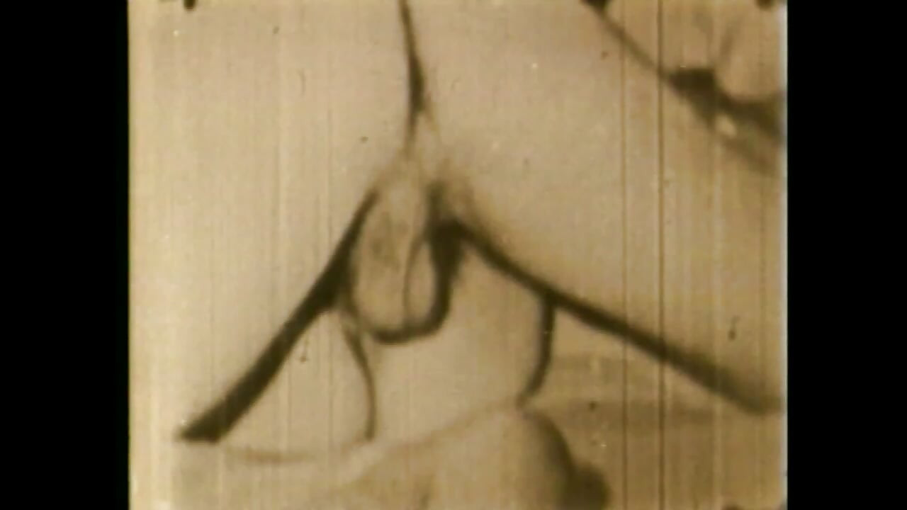 Jovens putas e milf esposas fodidas e gozada na boca por grandes paus vintage (filme completo)
