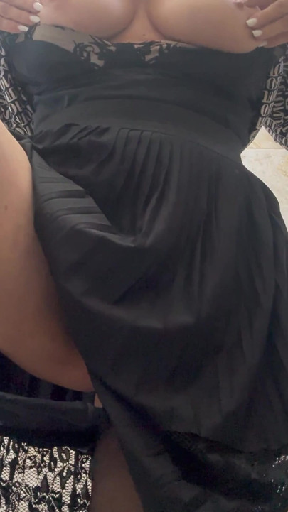 Liderlig sexet stedmor gnider sin fisse på offentligt toilet | Klip 1