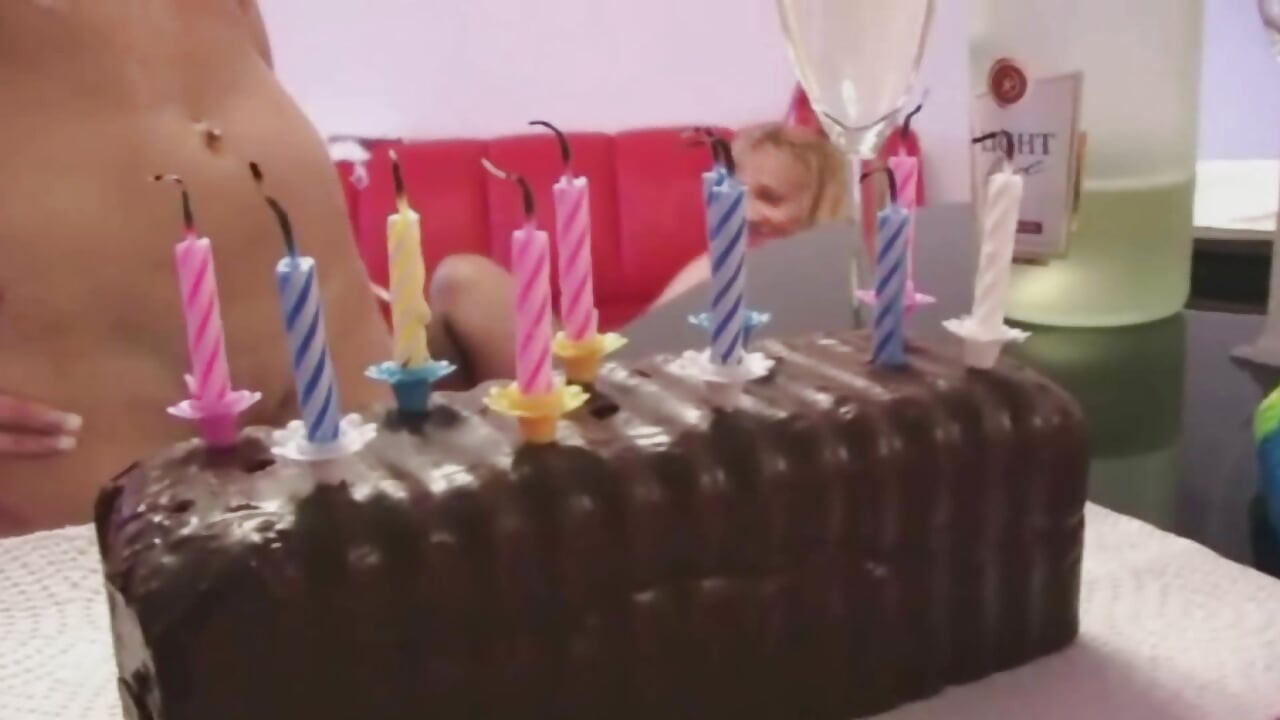 Atractivas muñecas francesas divirtiéndose en acción de orgía hardcore