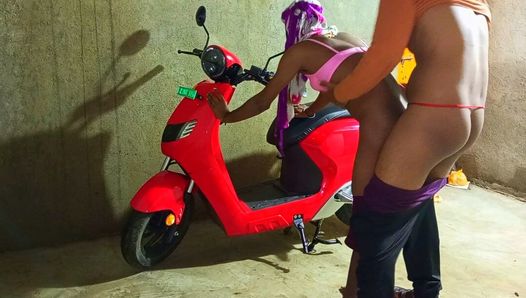 Transsexual dança na scooter elétrica em sua própria casa e recebe seu cu fodido por seu namorado - bhojpuri dance - voz hindi