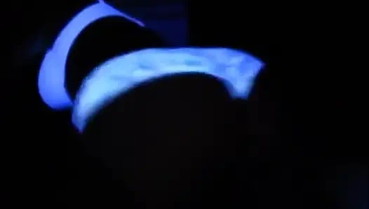 Karanlıkta dans ediyor