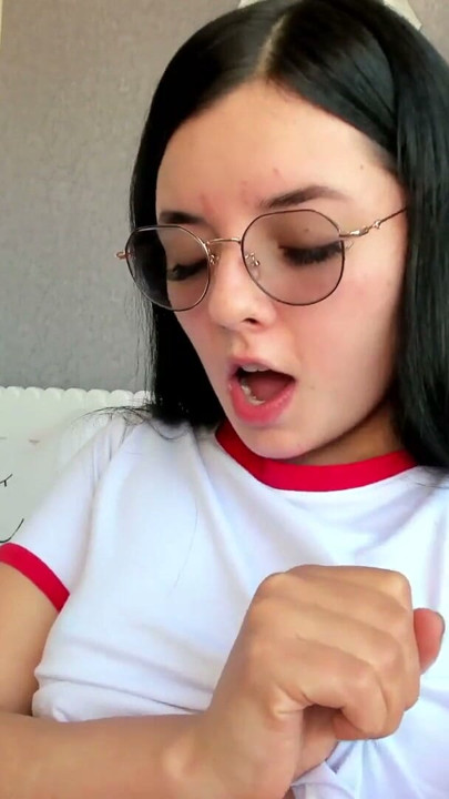 Adorable colombiana con cara de inocente y anteojos se comporta como una puta en internet para juntar plata y pagar | Clip 1