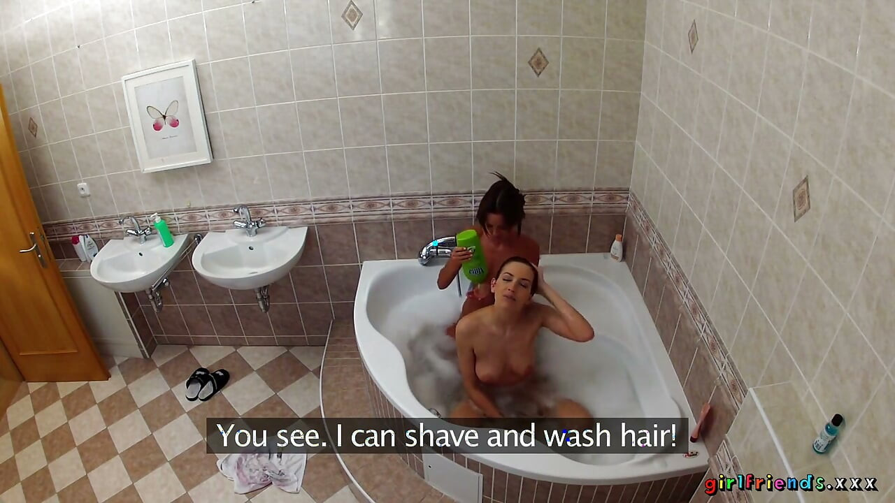 Girlfriends XXX - lesben waschen sich gegenseitig die nassen muschis in der badewanne