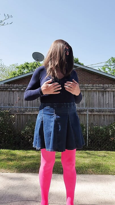 Gay, CD, provocare în aer liber. Pantyhose, leotard și fustă.