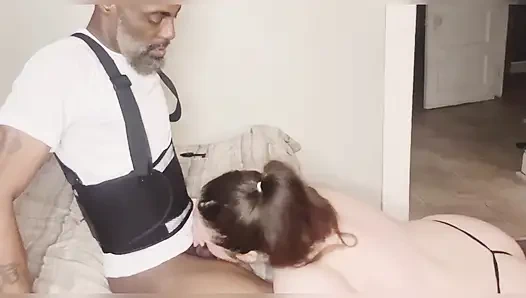 Orta yaşlı seksi kadın ev hanımı tesisatçıya siyah yarağını yutarak takdirini gösteriyor