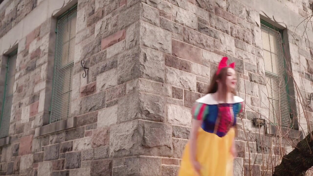 Hazel Moore as Snow White Squirts on Bianca Beauchamp - Snow White Porn Cosplay Parody