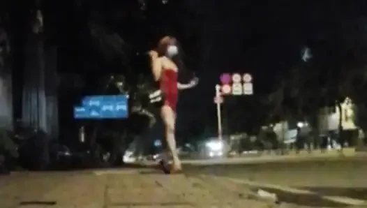 Sokakta fahişeymiş gibi davran