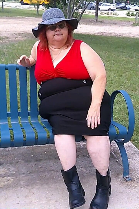 พยาบาล Vicki สูบบุหรี่ในสวนสาธารณะบนม้านั่งแต่งตัวทั้งหมด