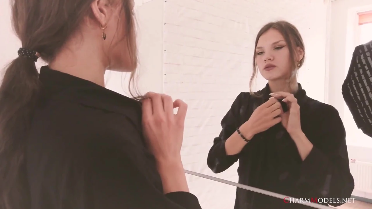 Uzun bacaklı model polina külot ve yüksek topuklu videoda aynada