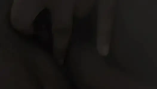 Dorfmädchen zeigt ihrem freund beim videoanruf muschi