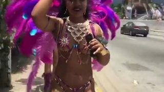 Dominicaanse zwarte babes in het carnaval 2