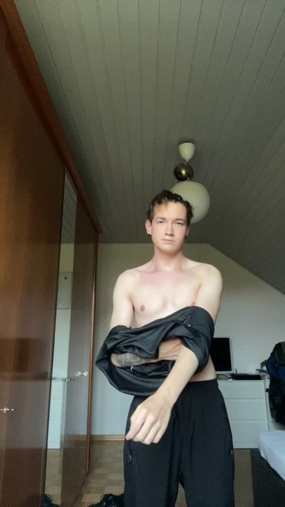 Fabian Kelih lagi buka baju