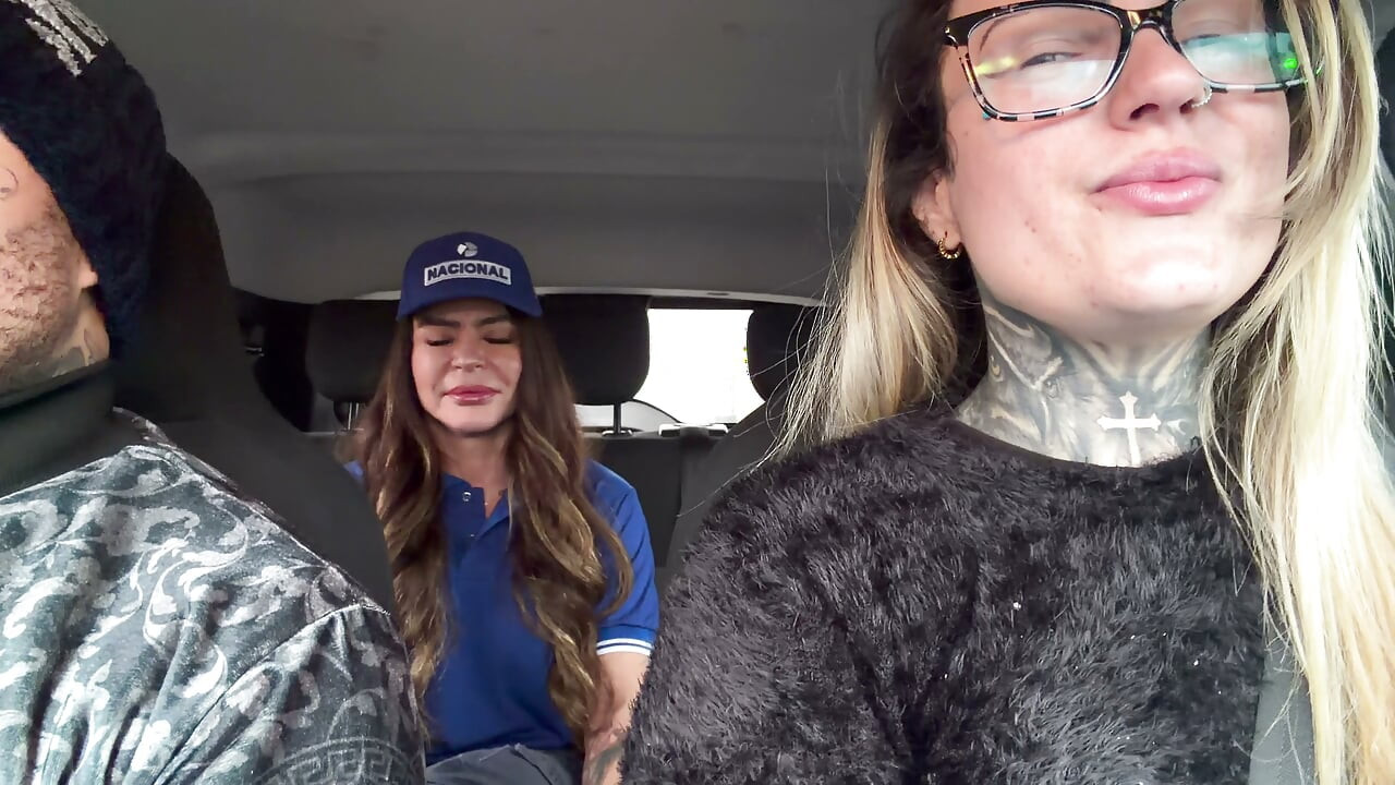 My husband's cuckold got out of the car and I called the gas station attendant to fuck and she accepted and got in the car and was so horny that she was all naked