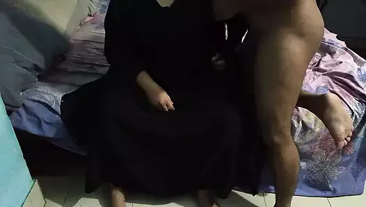 Saudi arab mein burqa aur Hijab pahanane vala muslim Sexy saas ko damad ne bistar par choda, jabaki patne ghar par nahin the