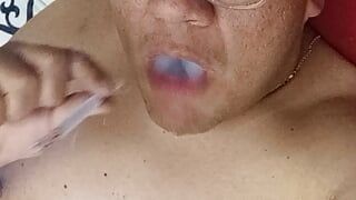 Gordito bator mexicano fumando y jugando en hotel