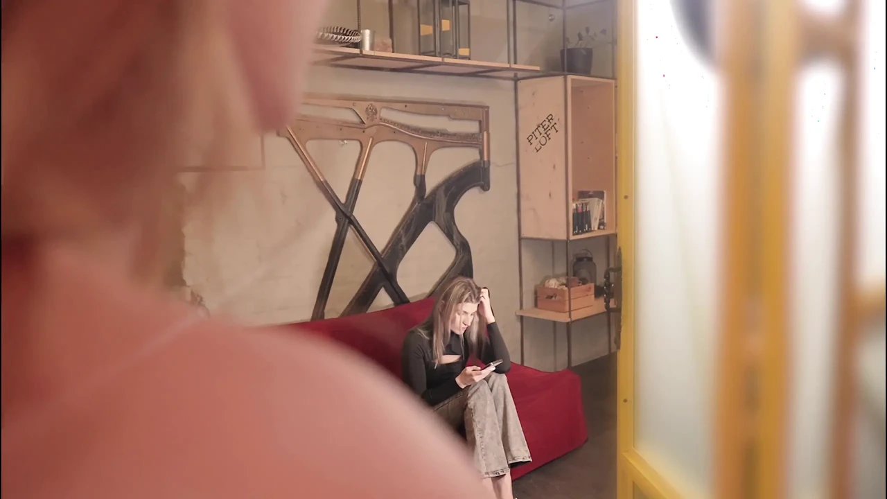 Bạn cùng phòng ngây thơ nói có với màn chơi ba người đầu tiên của cô ấy với chúng tôi