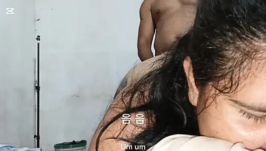 Pembantu latina yang seksi banget akhirnya dientot sama kontol besarku. Dia berteriak bahwa itu sakit, tetapi dia suka merasakan penisku di vaginanya.